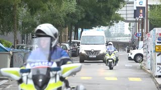 Meurtre de la famille Troadec: arrivée du fourgon de l'accusé Hubert Caouissin | AFP Images