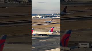 Delta Airbus A320 Landing At Atlkatl - Plane Spotting