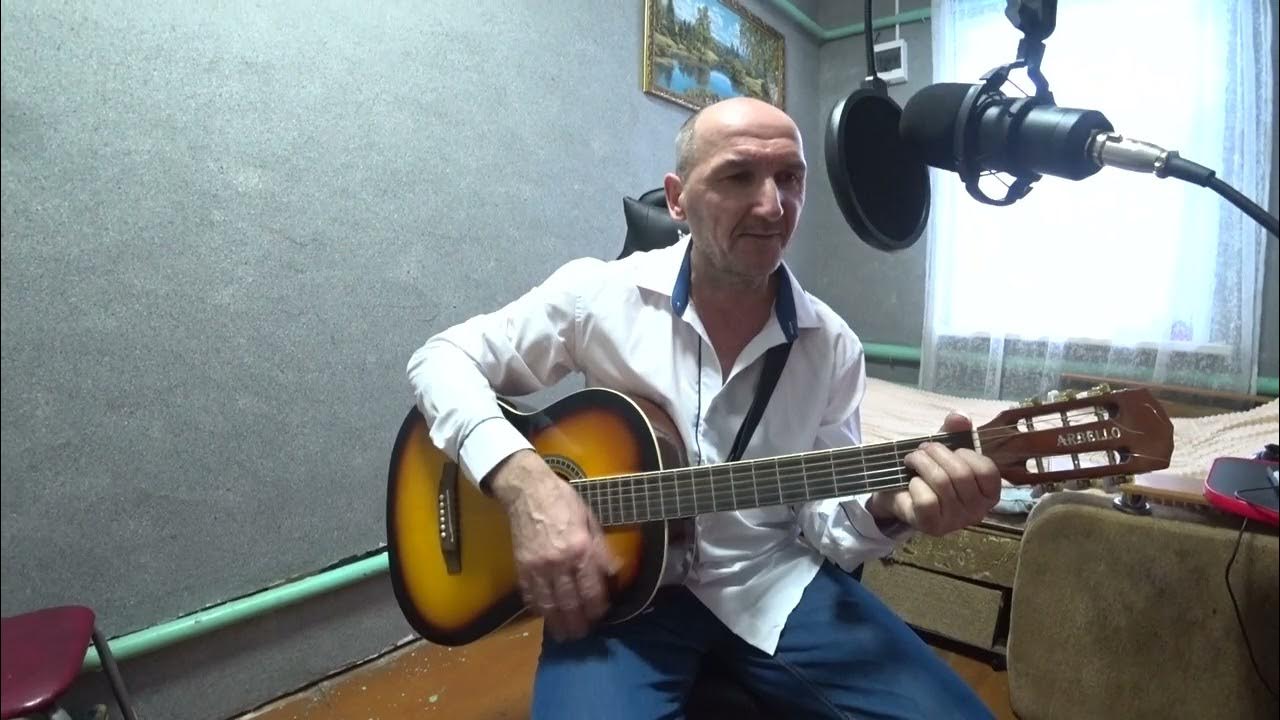 Военный с гитарой. Песенник для гитары. Гитара чечня. Песня называется под гитару. Гитарист с акустической гитарой.