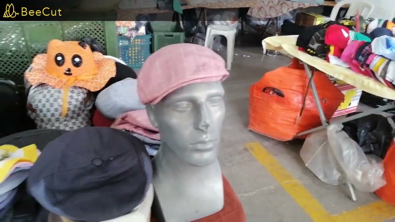 İzmir Balçova Pazarı Giyim Bölümü.