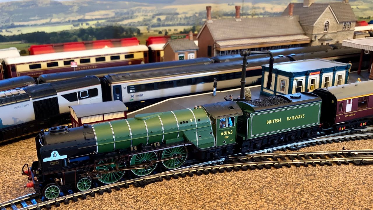 Hornby Train Pack 'The Aberdonian'. British Railways, 60163 Tornado