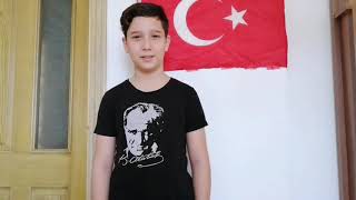 As bayrağını cama 23 Nisan Ulusal Egemenlik ve Çocuk Bayramı