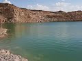 Купание в пруду с голубой водой