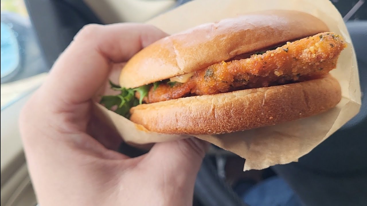 Maukas kanabursa! Testissä Friends & Burgers Buffalo Chicken