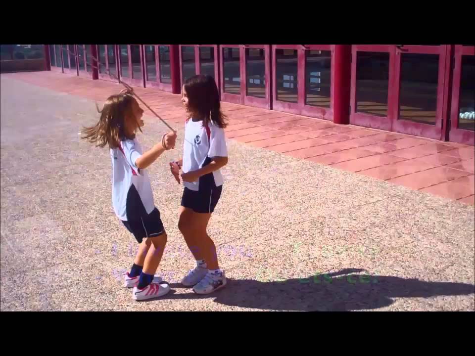 Juegos tradicionales: Salto de la comba por parejas. Te invito. - YouTube