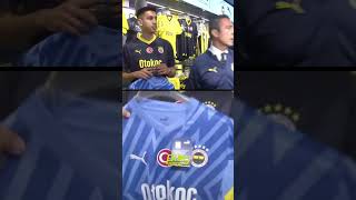 😅👕 Mavi mi mor mu? Başkan Ali Koç, İrfan&#39;ı ikna edemedi! Forma lansmanında güldüren diyalog!