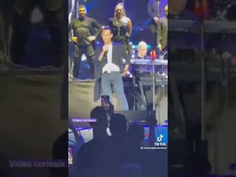 Marc Anthony recibe botellazo en pleno concierto