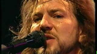 Pearl Jam - elderly woman behind the counter in a small town - Live Argentina chords