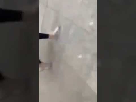 Сотрудник аэропорта Шереметьево снимал под юбкой у прохожих