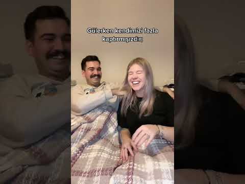Gülerken Yanındakini Dövmek