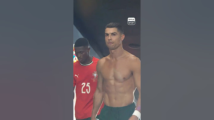 Nico Williams just couldn’t resist and swapped shirts with Cristiano Ronaldo at half time 🤯🤝