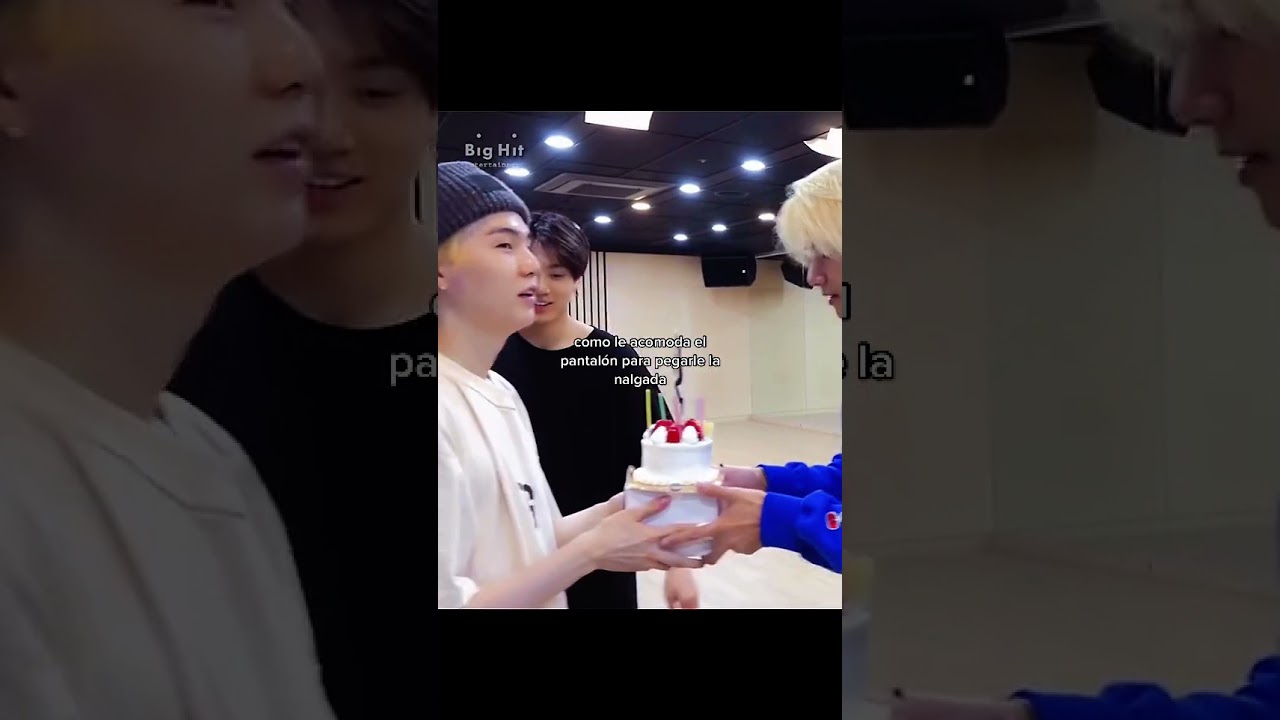 JUNGKOOK le da NALGADAS a YOONGI!! 