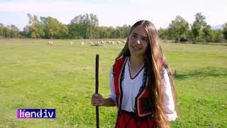 Baresha 13-vjeçare nga Deçani që këndon aq bukur dhe ruan bagëtitë me babanë e saj! | T7