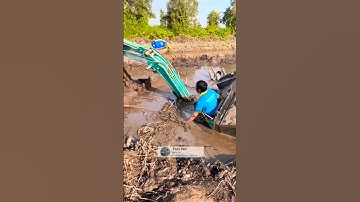 máy xúc đất mắc lầy cực căng #excavator #shortsviral