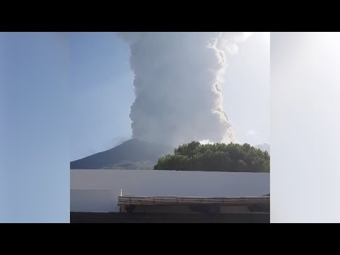 Stromboli, esplosioni dal cratere: turisti in fuga si lanciano in mare