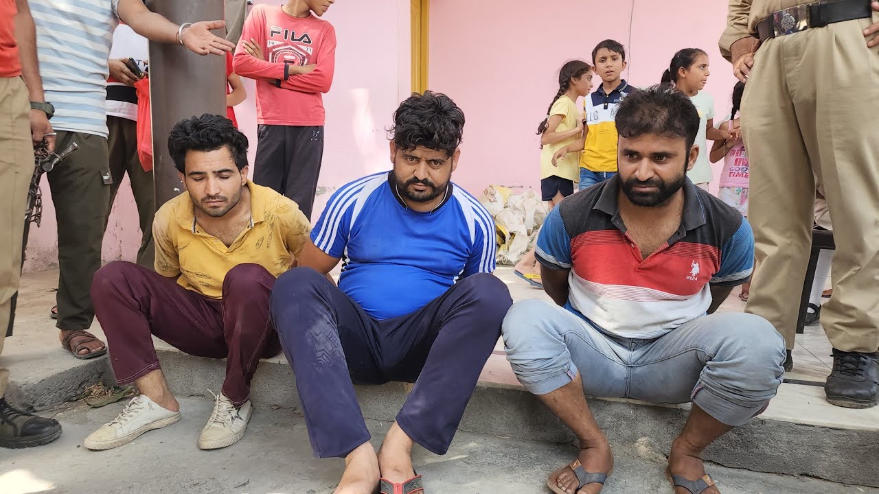 गाँव गोविन्दसर के लोगों ने रंगे हाथों तीन चोरों को चोरी करते पकड़ा किया पुलिस के हवाले