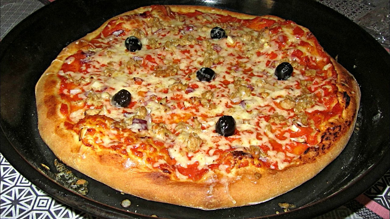 Pizza maison avec une pâte magnifique بيتزا منزلية بعجينة رائعة