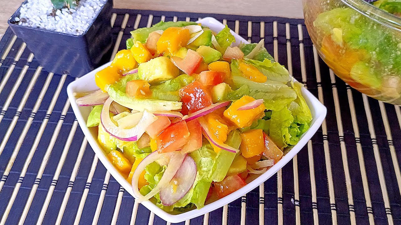 🤤 Ensalada de lechuga, mango y aguacate. ¡La combinación perfecta! 😋🥑