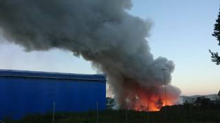160802 Gävle: Kraftig brand på skrotupplag