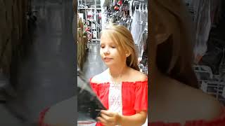 ¡Aventuras de Escondite con Alice y Eva en la Tienda!