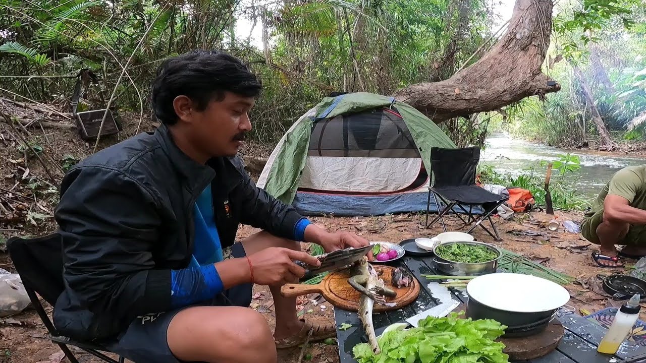 Camping in the forest of Steung Damrey, hot in the morning, with frogs and roots.