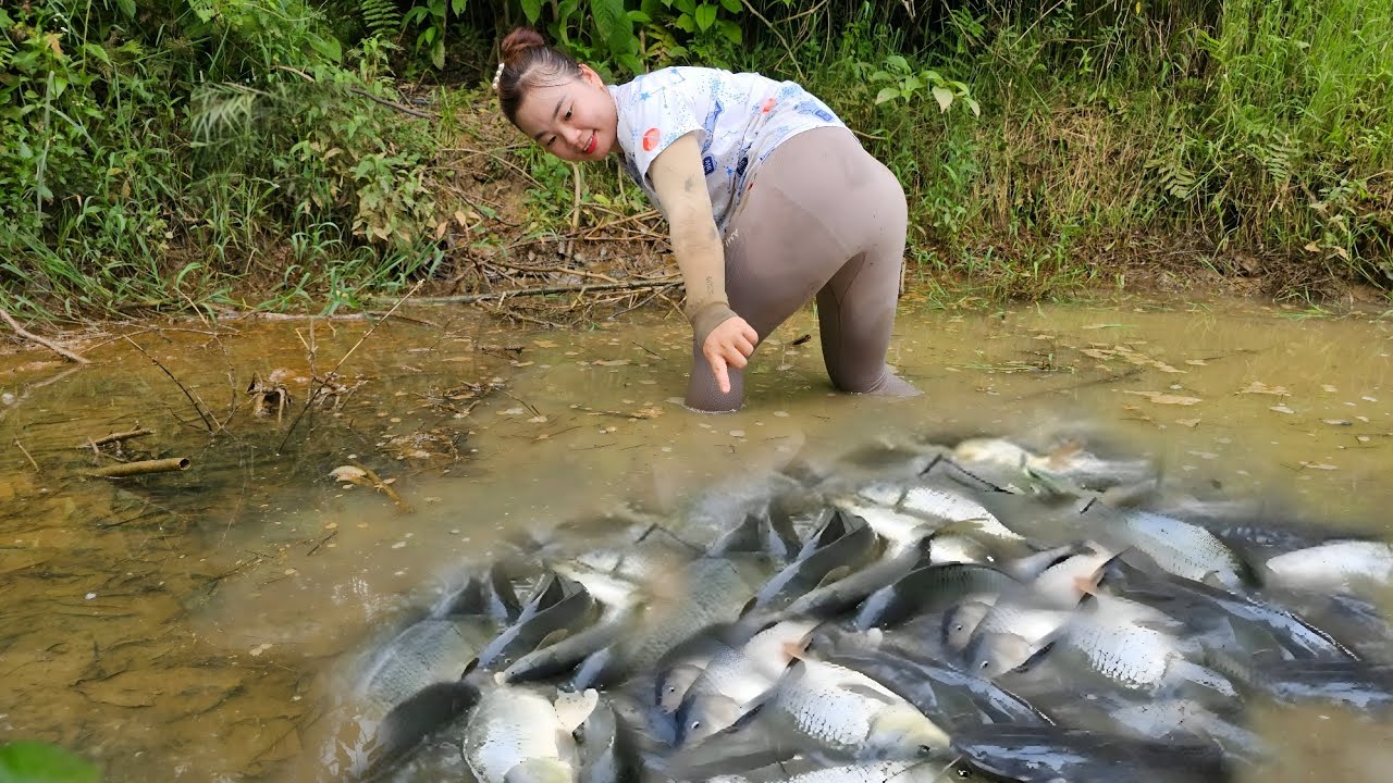 The girl used a pump to suck water out of the deep puddle, catching a ...