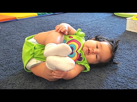 Video: ¿Cuándo pueden los bebés rodar de atrás para adelante?