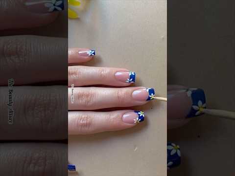 💅🌸Easy floral french tip nail art design #nailart2023 #naildesign #youtubeshorts #shorts