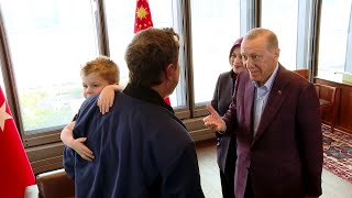 Tebessüm ettiren anlar kamerada! Cumhurbaşkanı Erdoğan, Elon Musk'ın oğlu AE A-XII'e top hediye etti