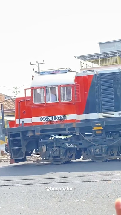 Kereta Apinya Lewat Jalan Raya ❗️ #keretaapi #palangperlintasankeretaapiindonesia