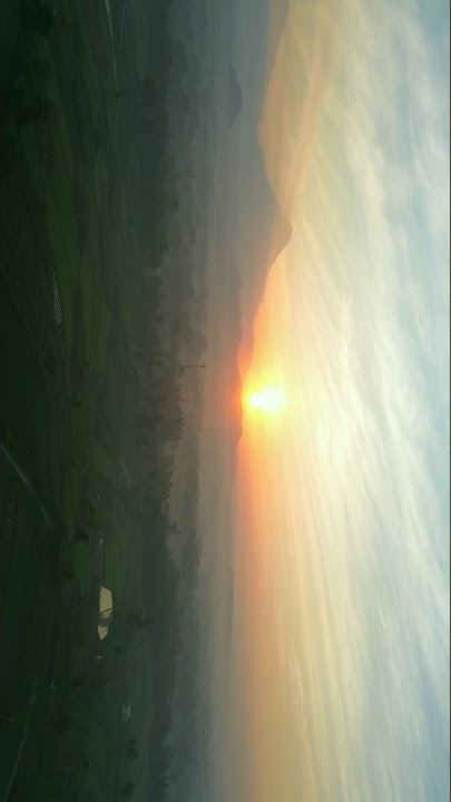 MOMENT SUNRISE DENGAN BACKGROUND GUNUNG MERAPI DAN GUNUNG MERBABU DI MUNTILAN MAGELANG