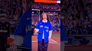 ALESSIA CARA'S O CANADA IN GAME 2 #worldseries #bluejays #mlb #baseball #fallintoshorts