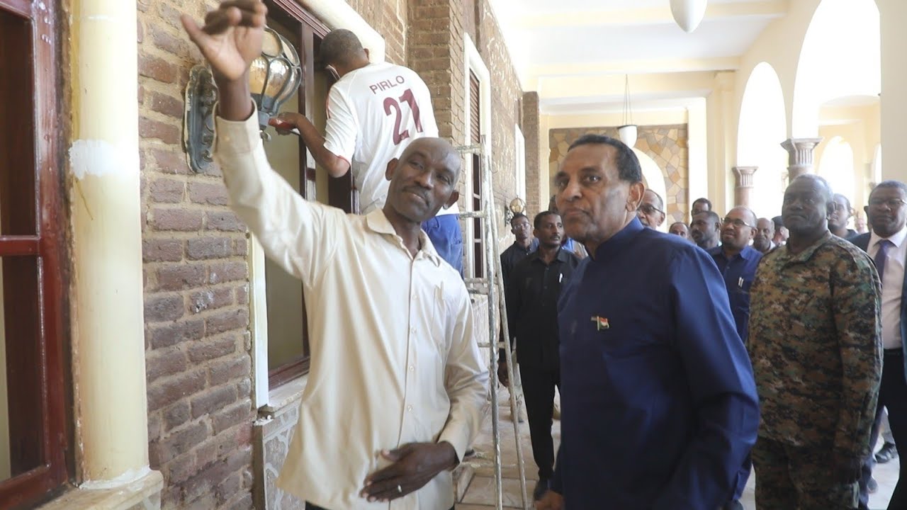 رئيس مجلس الوزراء يقف على جهود الصيانة والتأهيل بفندق القراند هوتيل