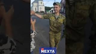 В Сморгони К Протестующим Подошел Военнослужащий И Стал Раздавать Цветы