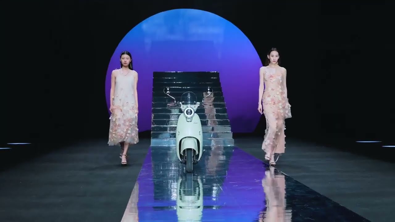 YADEA Global muestra en primicia su primera moto autónoma en la 'China Fashion Week 2024'