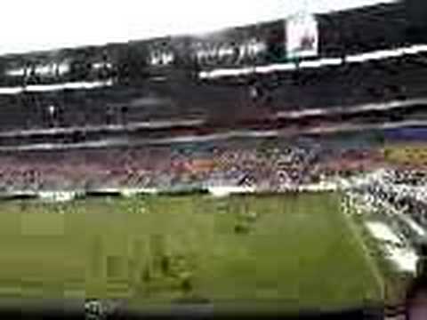 vicky castillo y carlos zeledon en el estadio de las chivas