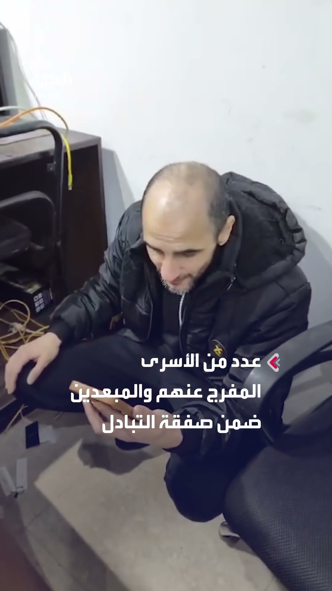 وصول عدد من الأسرى الفلسطينيين المفرج عنهم والمبعدين إلى الأراضي المصرية