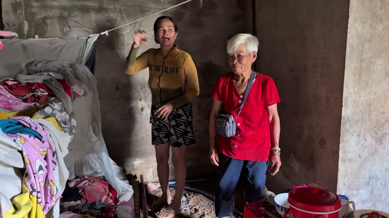 Ba mẹ con khờ ngủ chung cùng đàn chó 