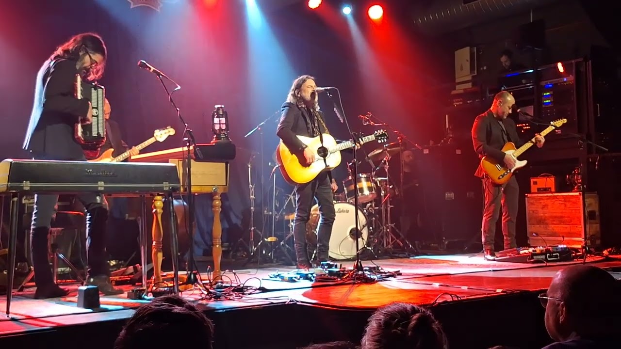 Quique González. Se estrechan en el corazón.