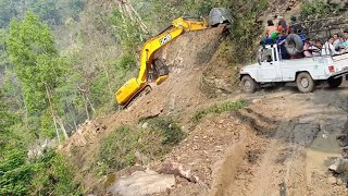 Cutting Hill-JCB Excavator-Opening Blocked Road-Passing Vehicles