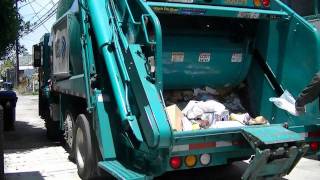 City of LA Bureau of Sanitation Peterbilt New way RL on Recycling