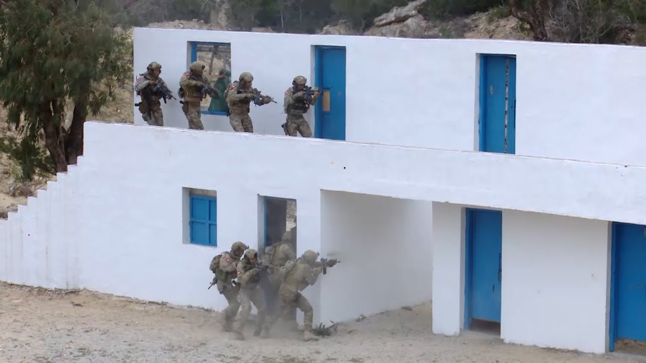 مأدبة إفطار على شرف رئيس الجمهورية قيس سعيد بمقر الوحدة المختصة للحرس الوطني ببئر بورقبة