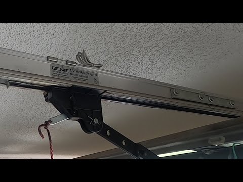 Video: Hoe maak je een garagedeuropener met schroefaandrijving schoon?