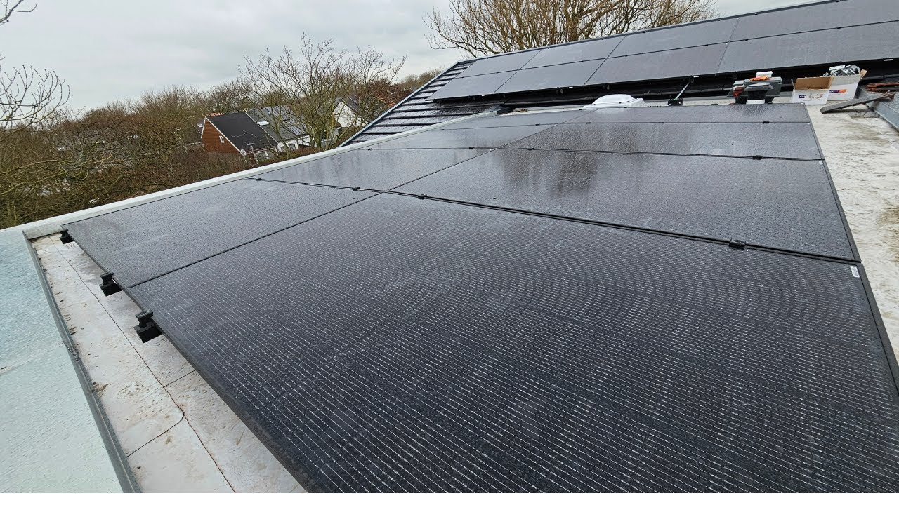 Zonnepanelen plaatsen met dakankers op een dakkapel ballastloos systeem