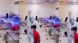 طفل عراقي  يرقص فرحاً بعد إبلاغه بتعافيه من فيروس كورونا