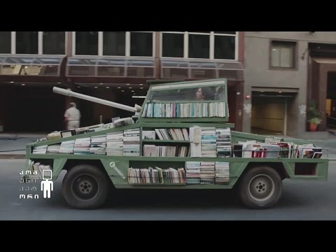 არგენტინელი არტისტი, რომელიც ტანკის მსგავსი კონსტრუქციით დადის ქუჩებში და არიგებს წიგნებს;