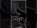 اجلس مع الي راسه الشيب مالي الي تجاعيد الزمن في جفونه