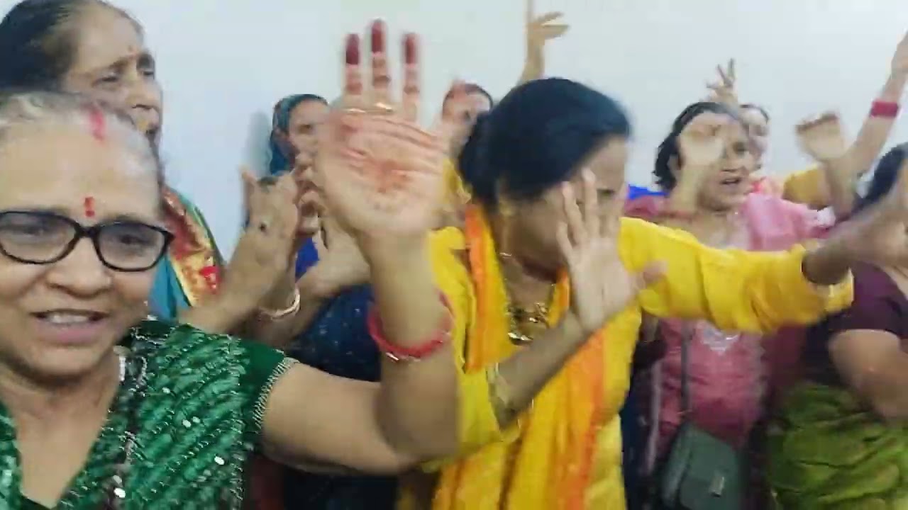 🙏 वारी आई, वारी आई रे, मुरली वाले पै तन मन वार आई रे, सासु पूछे तेरी बिंदिया कहां है, वार आई रे...💃l