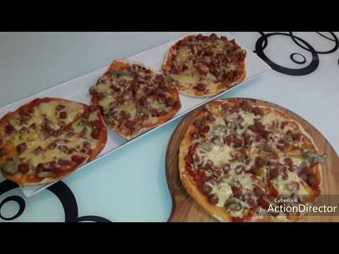 فيديو: بيتزا على عجينة الكفير مع النقانق والطماطم