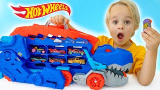 Chris juega con carritos de juguete y salva la ciudad de Hot Wheels